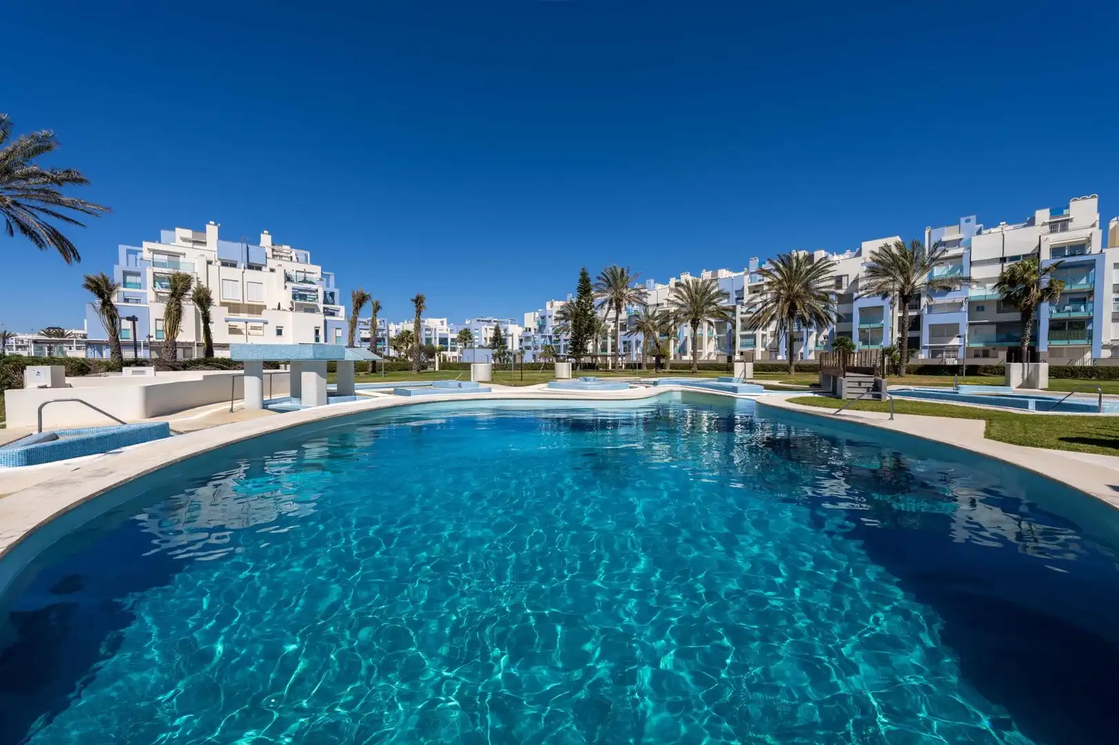 Piscina de Apartament en venda en Roquetas de Mar amb Aire condicionat, Calefacció i Jardí privat
