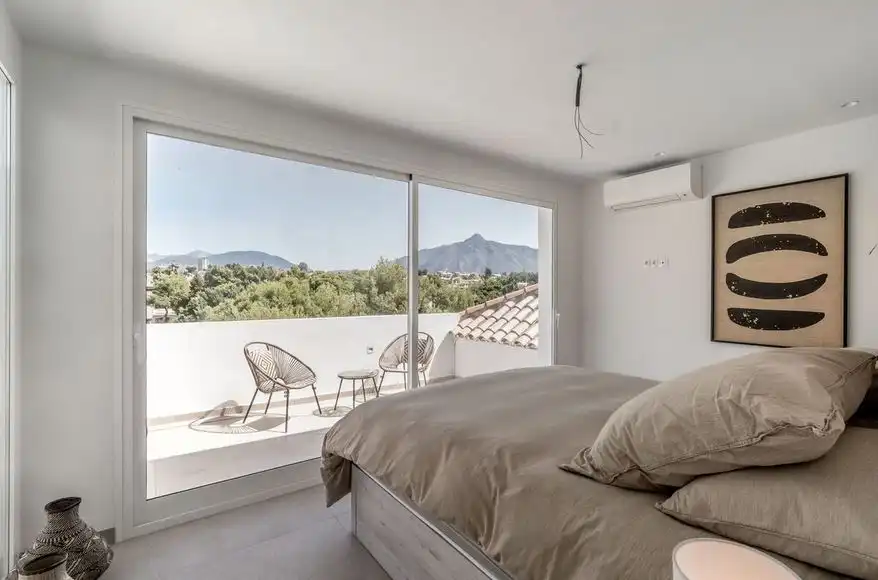 Dormitori de Dúplex en venda en Marbella amb Aire condicionat, Terrassa i Moblat