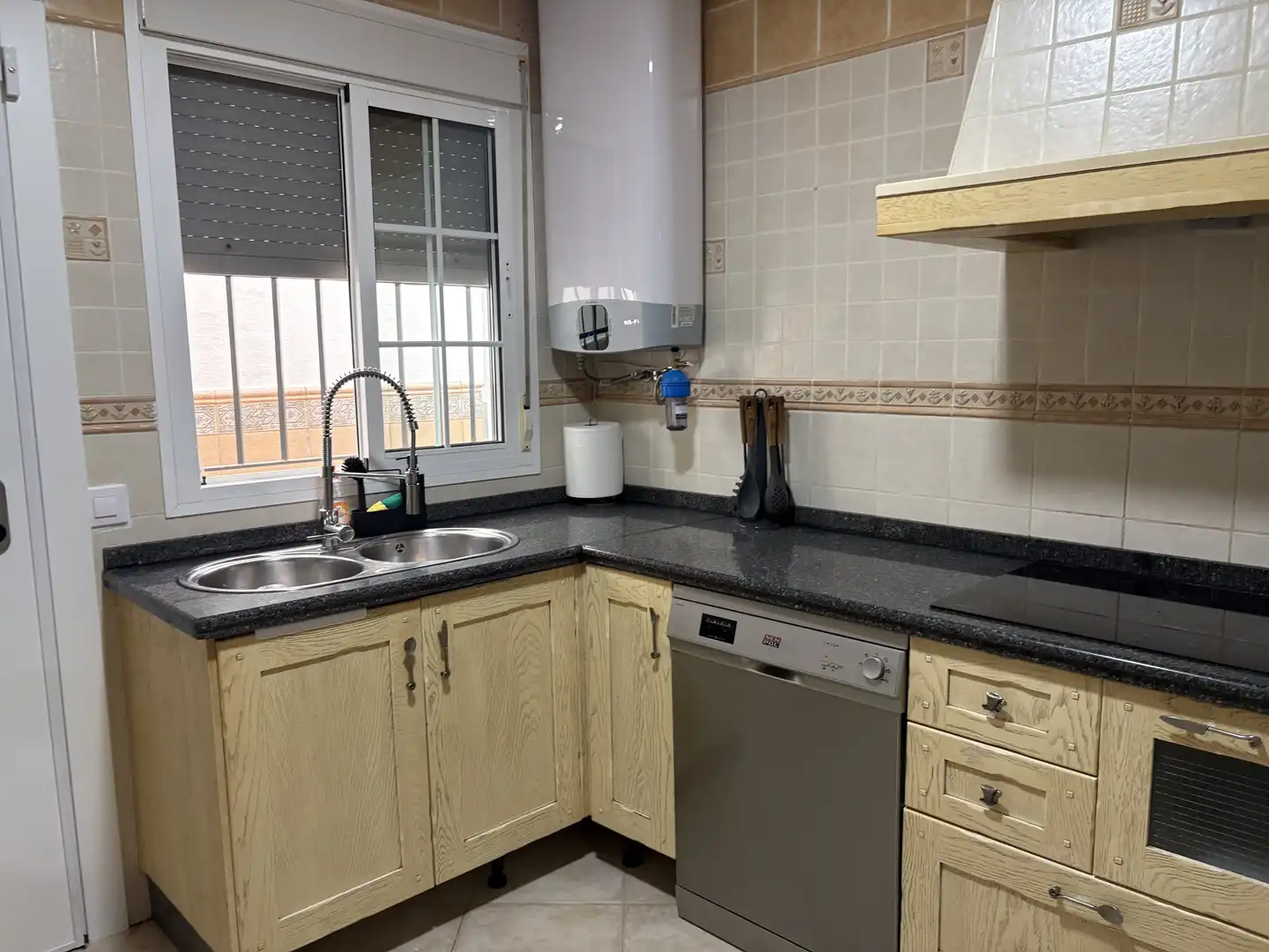 Cuina de Casa adosada en venda en Punta Umbría amb Aire condicionat, Terrassa i Balcó