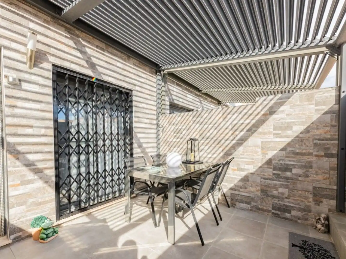Terraced house with pool for sale in 10