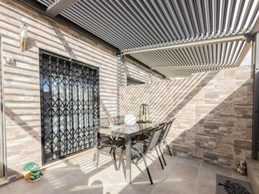 Maison mitoyenne avec piscine à vendre à 10