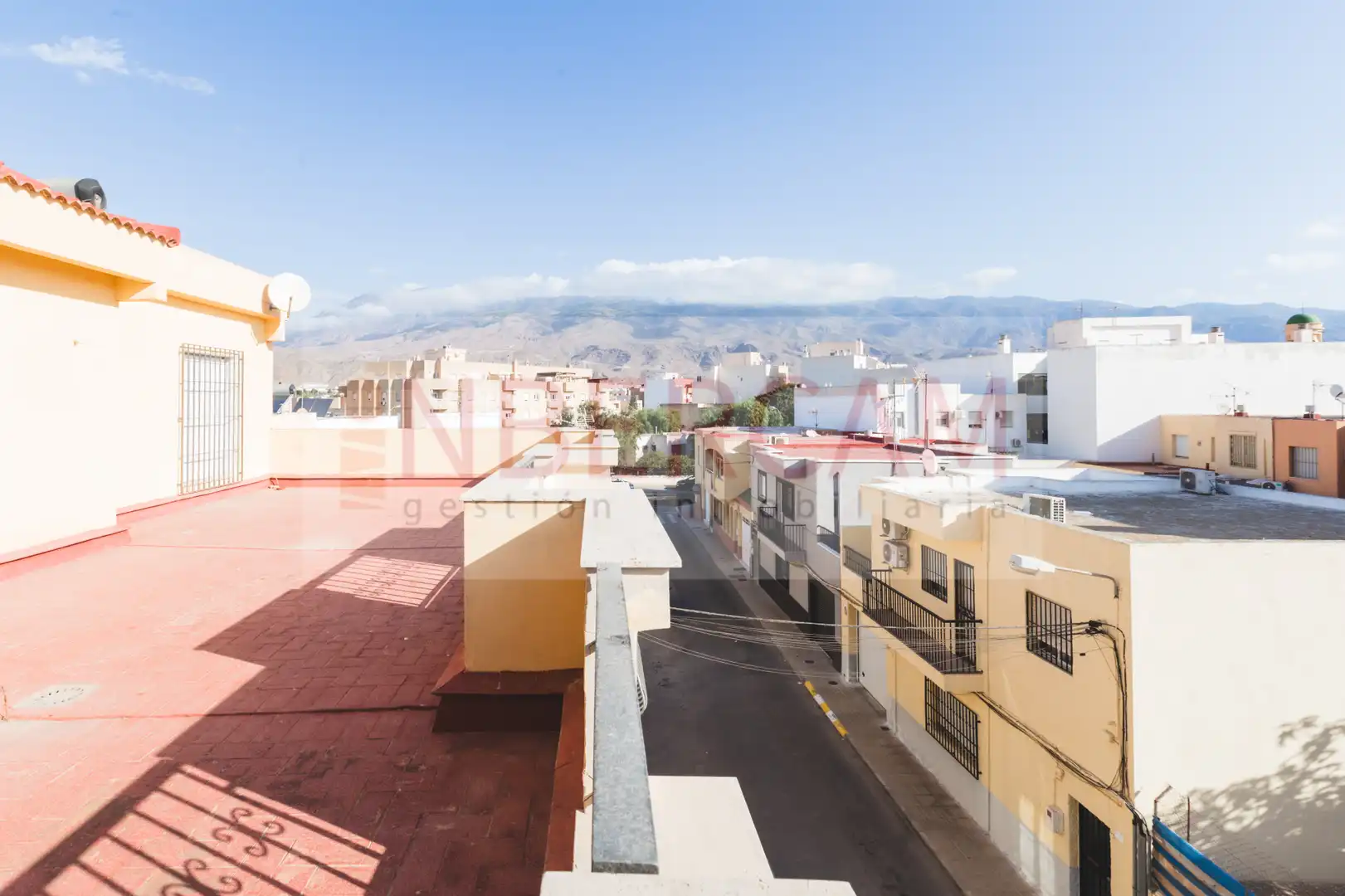 Außenansicht von Einfamilien-Reihenhaus zum Verkauf in El Ejido mit Privatgarten, Terrasse und Balkon