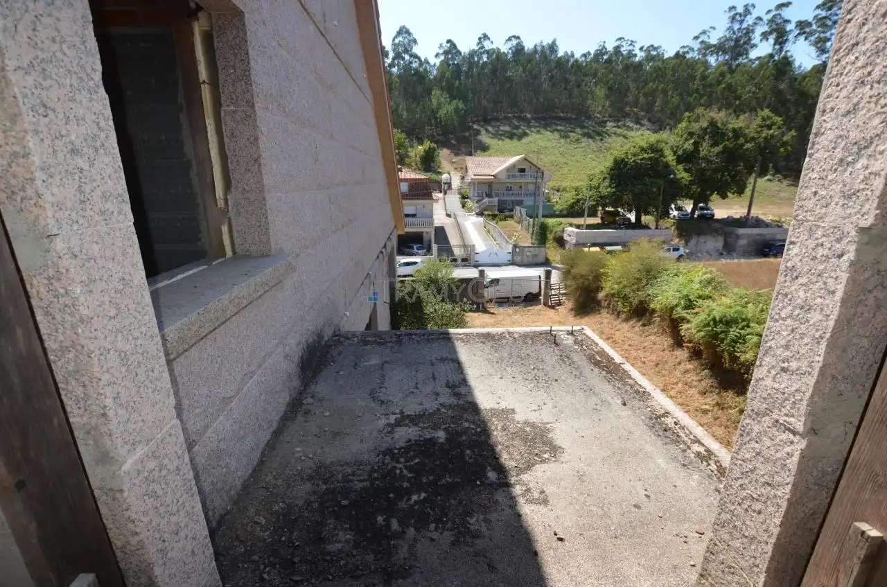 Aparcament de Casa o xalet en venda en Redondela amb Jardí privat, Terrassa i Traster