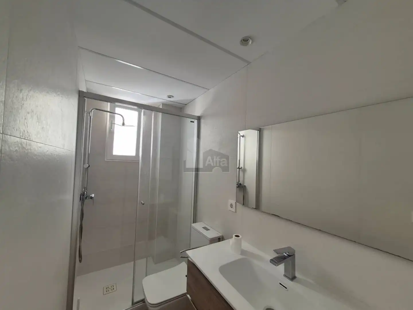 Bathroom of Attic for rent in Valencia  with Air Conditioner, Parquet flooring and Terrace