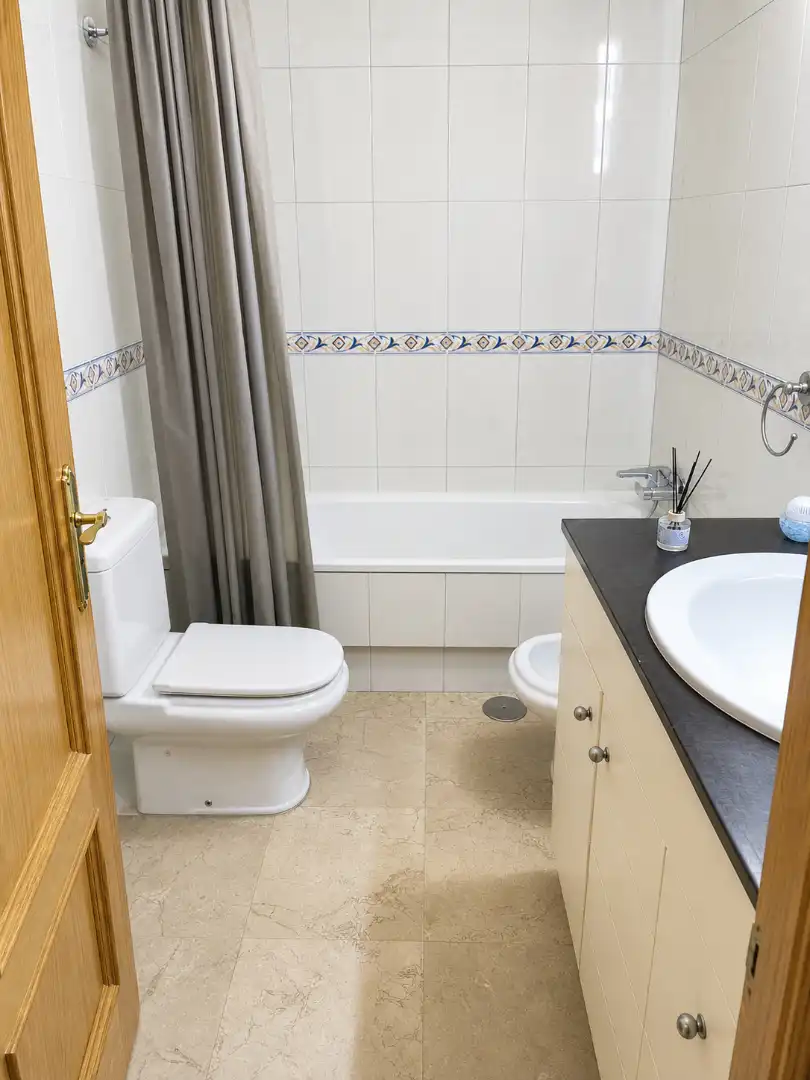 Bathroom of Flat for sale in Sevilla  with Air Conditioner, Heating and Terrace