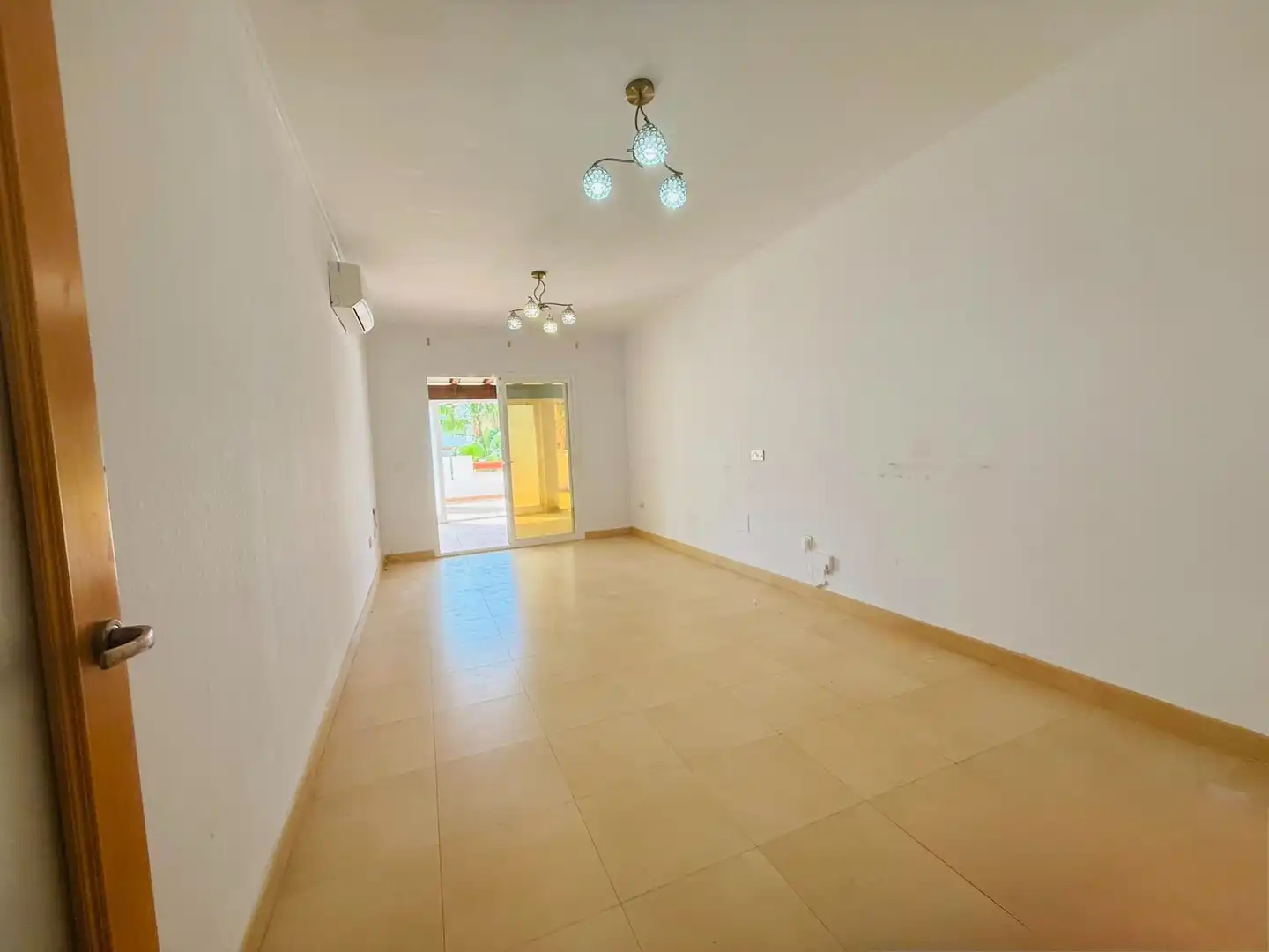 Living room of Flat for sale in Vélez-Málaga  with Air Conditioner, Heating and Storage room