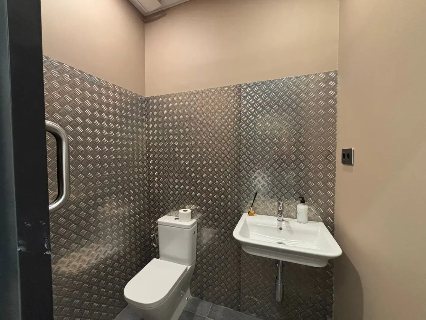 Baño de Local en venta en Las Rozas de Madrid con Aire acondicionado, Calefacción y Amueblado