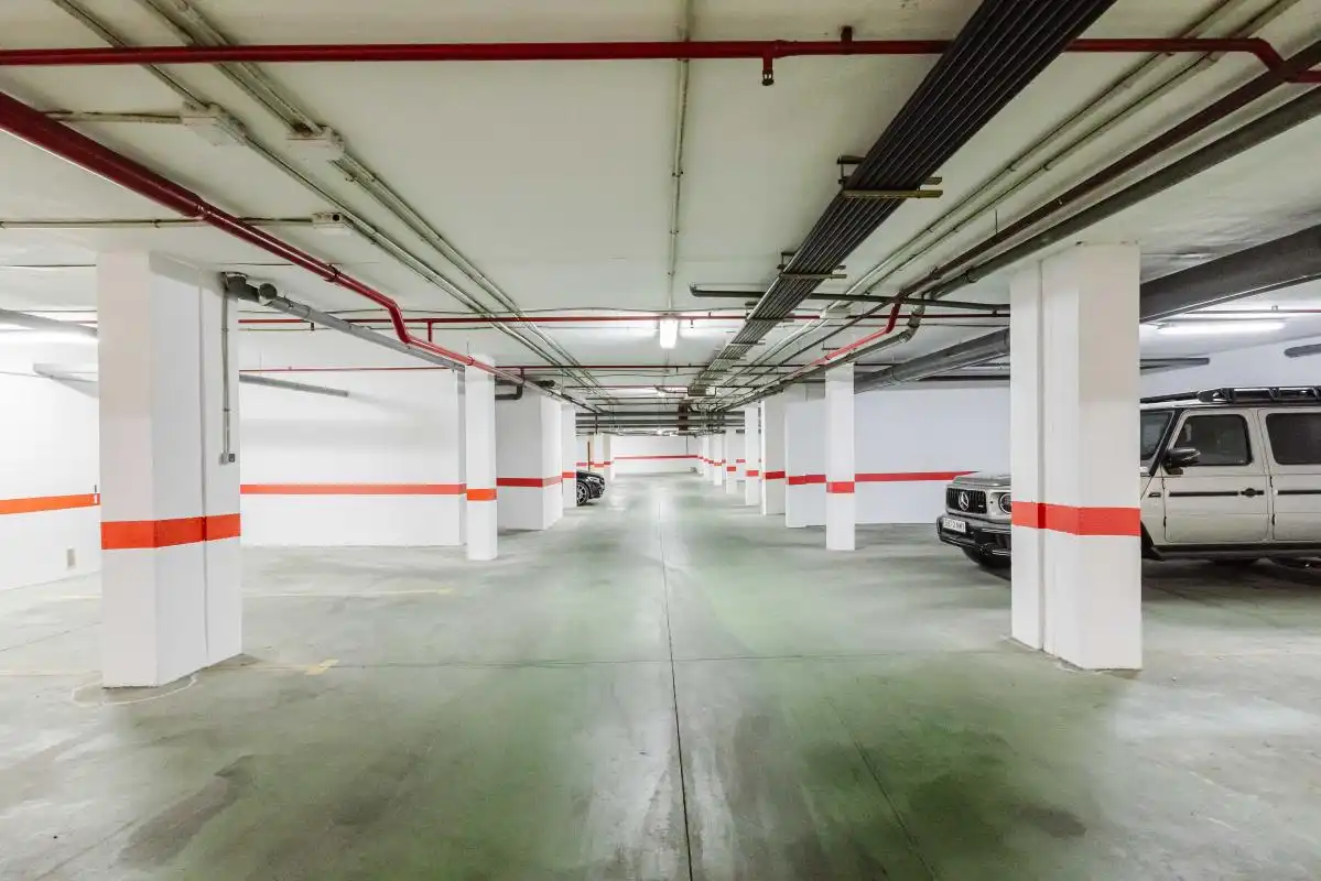 Parking de Dúplex en venta en Marbella con Aire acondicionado, Calefacción y Jardín privado