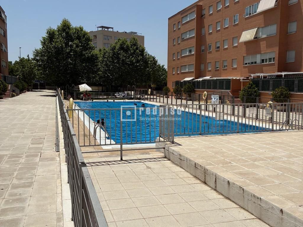 Piscina de Dúplex en venda en Fuenlabrada amb Aire condicionat, Calefacció i Terrassa