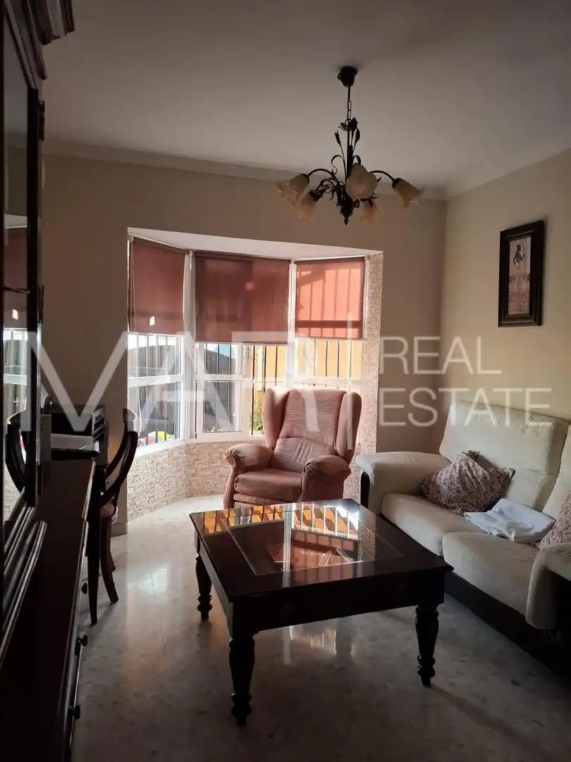 Sala de estar de Casa adosada en venta en Chiclana de la Frontera con Aire acondicionado y Balcón