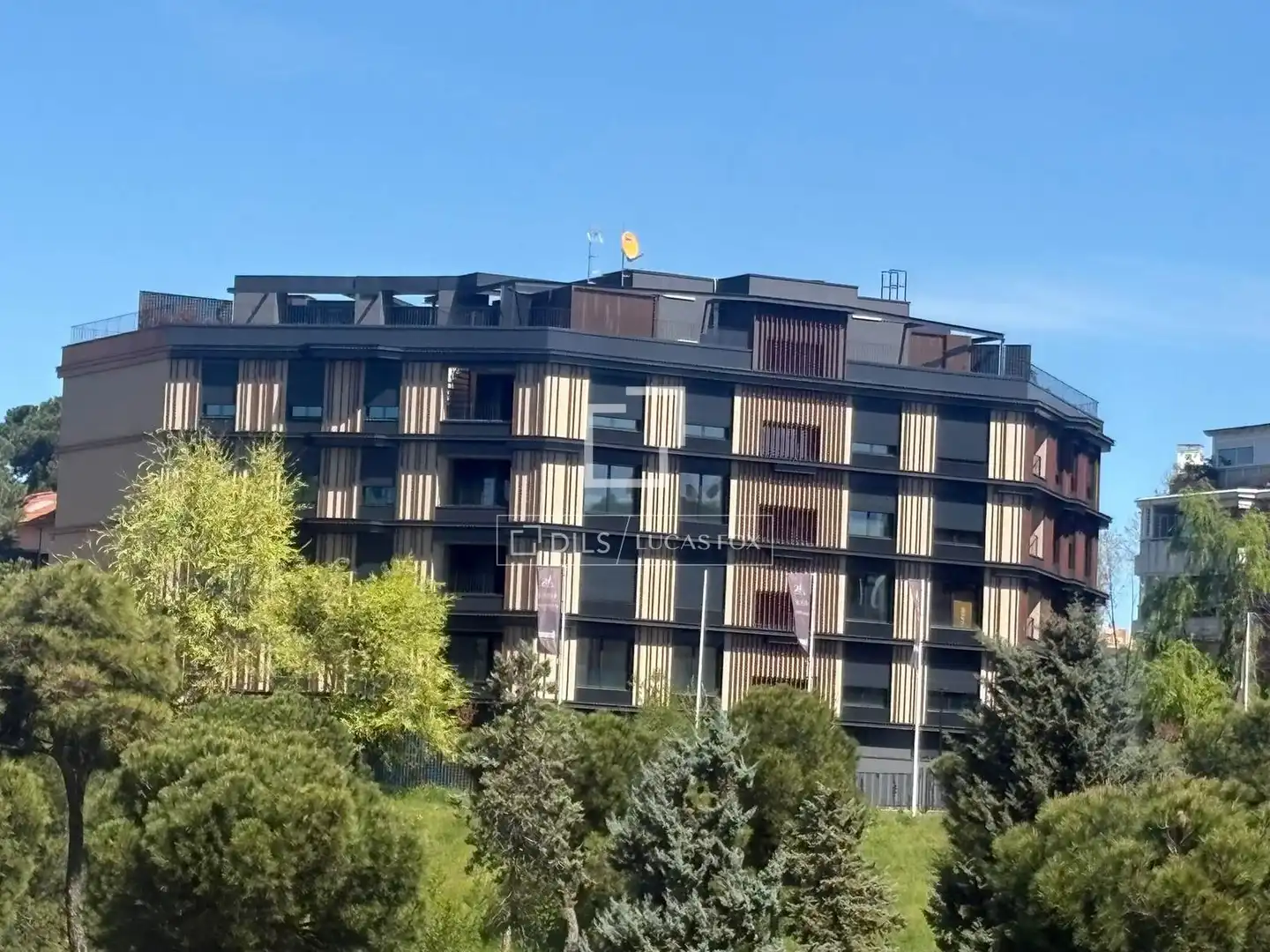 Vista exterior de Pis de lloguer en Madrid amb Aire condicionat i Jardí privat