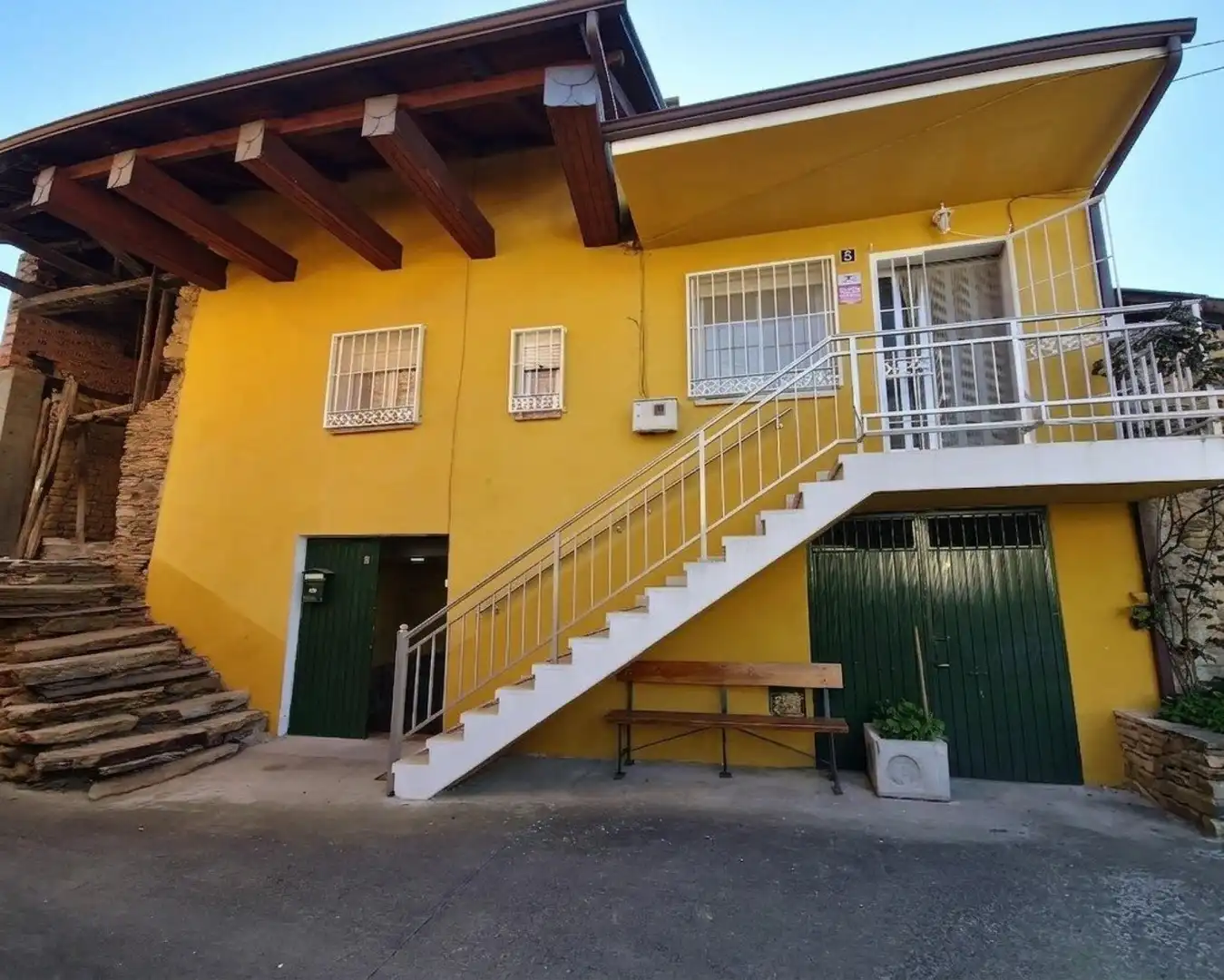 Vista exterior de Casa adosada en venta en Cacabelos con Calefacción y Balcón