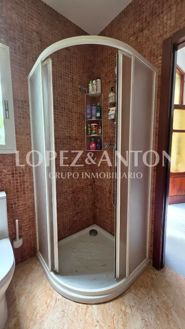 Bathroom of Detached homes for sale in La Pobla de Vallbona  with Air Conditioner, Terrace and Swimming Pool