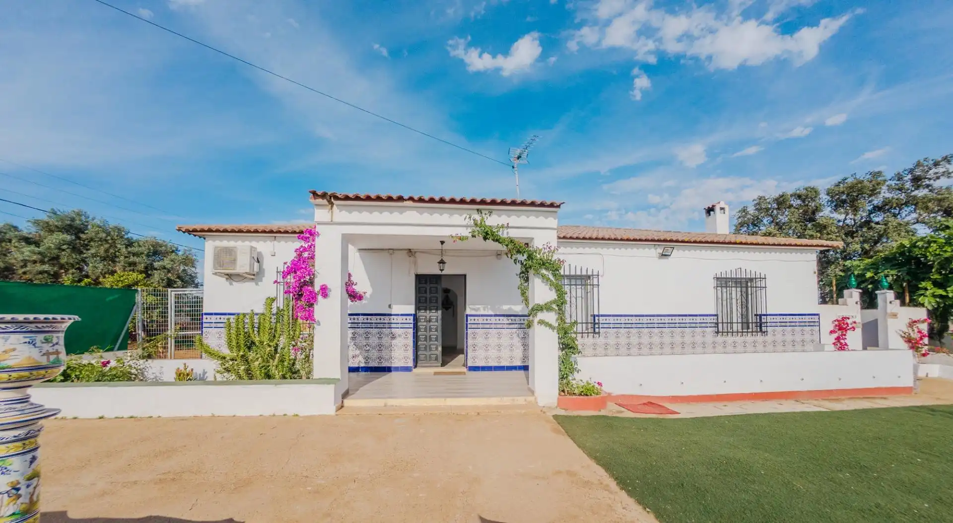 Exterior view of Houses for sale in Carmona  with Air Conditioner, Private garden and Terrace