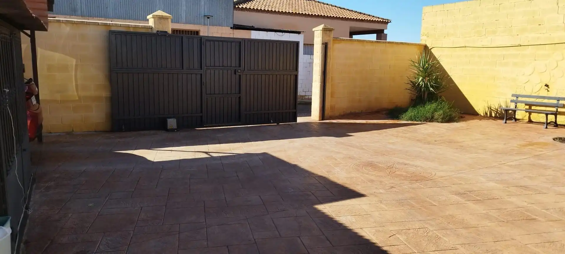 Parking of Houses for sale in Carmona  with Air Conditioner, Heating and Swimming Pool