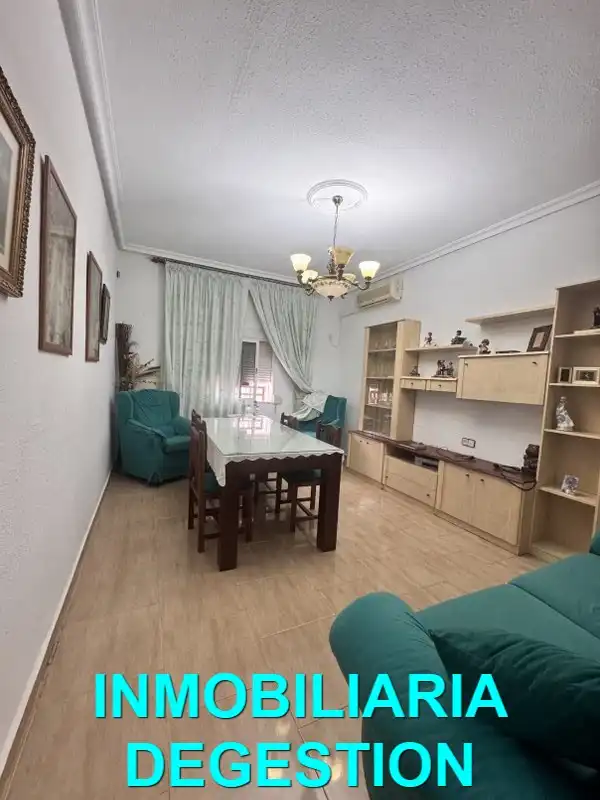 Menjador de Casa o xalet en venda en Linares amb Aire condicionat, Jardí privat i Terrassa
