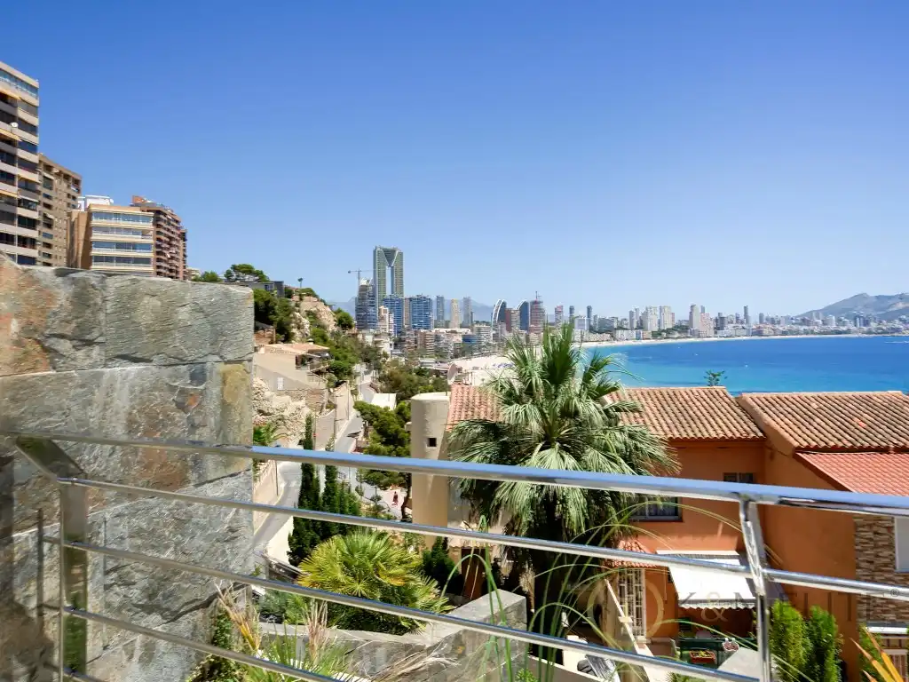 Vista exterior de Dúplex en venda en Benidorm amb Aire condicionat i Piscina