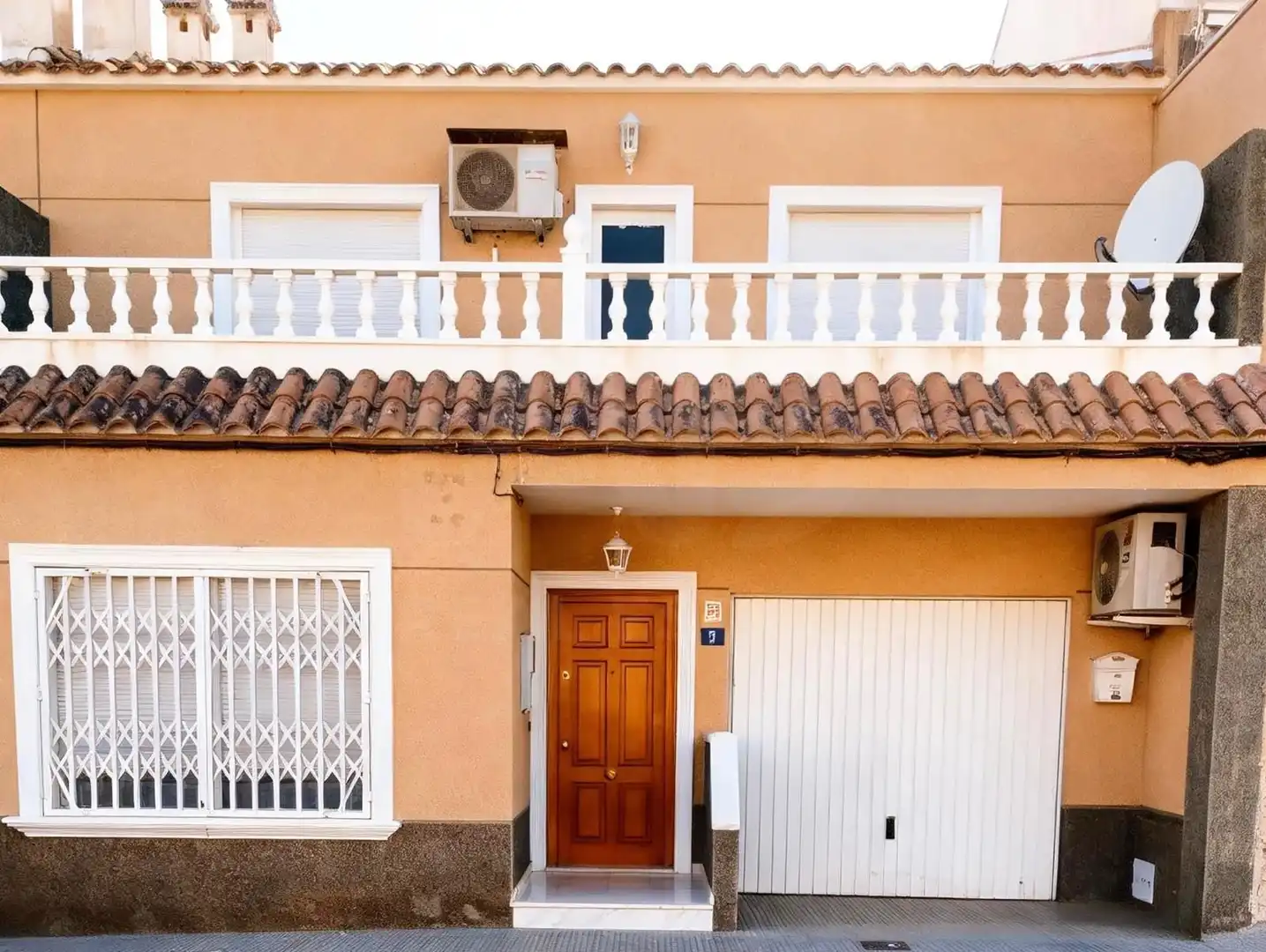 Vista exterior de Casa adosada en venda en Orihuela amb Aire condicionat, Calefacció i Terrassa