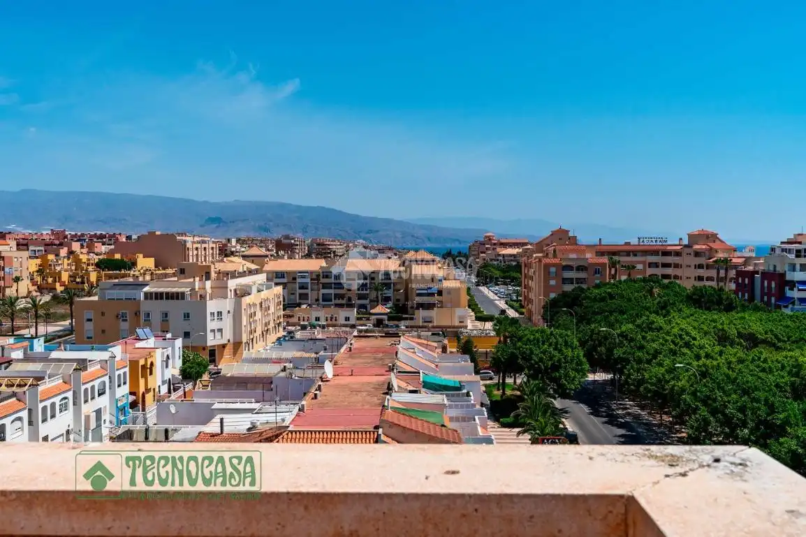 Vista exterior de Piso en venta en Roquetas de Mar con Calefacción y Terraza