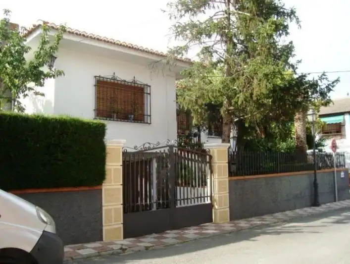 Vista exterior de Casa o xalet en venda en La Zubia