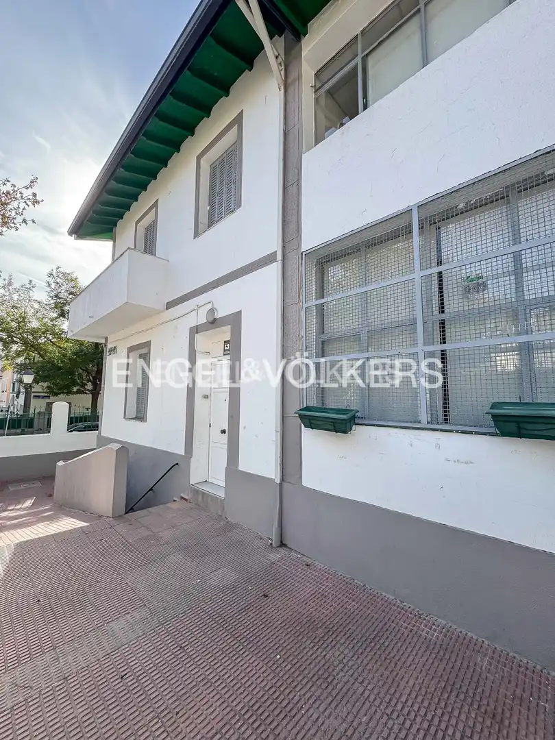 Vista exterior de Casa o xalet en venda en Madrid amb Calefacció, Jardí privat i Balcó