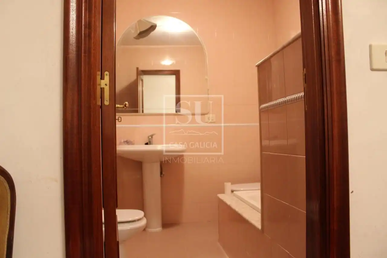 Badezimmer von Country house zum Verkauf in A Lama   mit Privatgarten