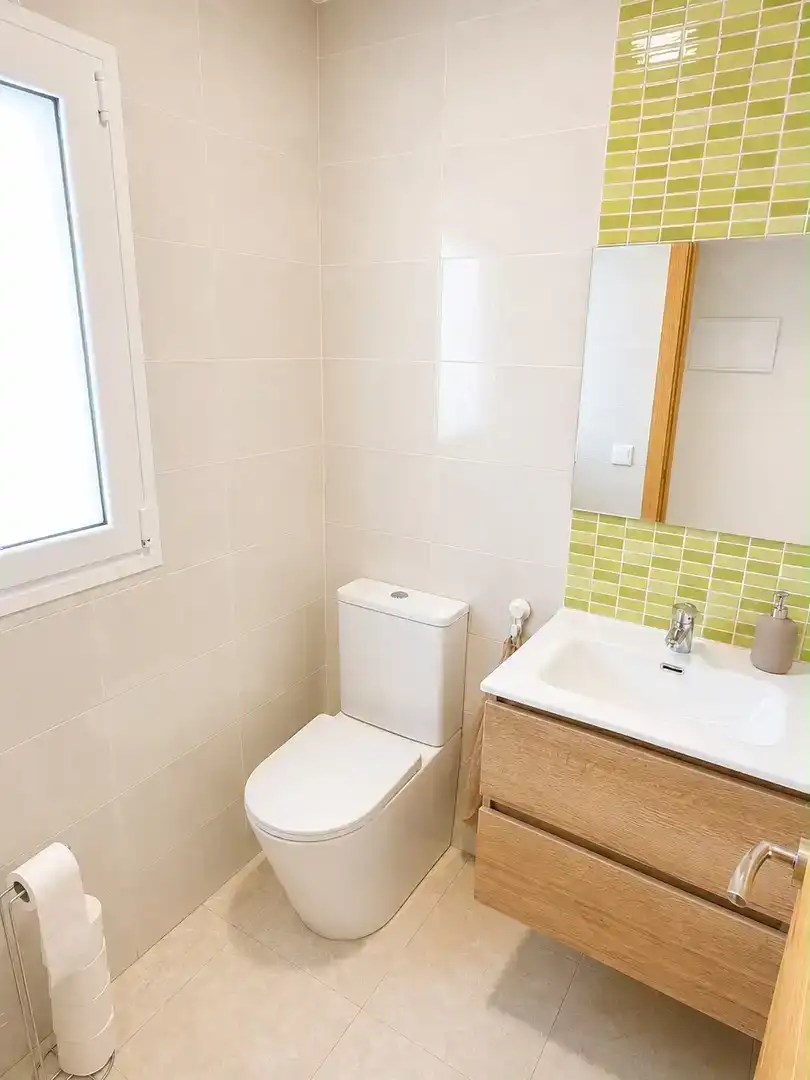 Badezimmer von Einfamilien-Reihenhaus zur Miete in Almazora / Almassora mit Klimaanlage und Möbliert