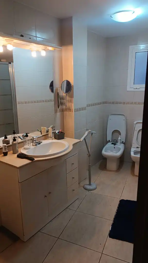 Badezimmer von Wohnung zum Verkauf in Montbrió del Camp mit Klimaanlage, Heizung und Privatgarten