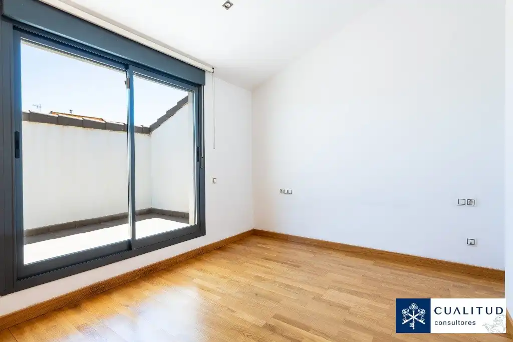 Schlafzimmer von Dachboden zum Verkauf in Vila-real mit Parkett, Terrasse und Abstellraum