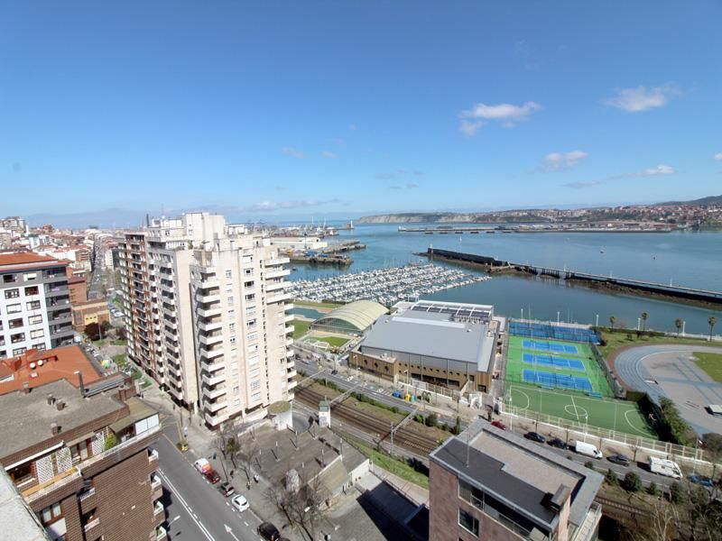 Vista exterior de Àtic en venda en Santurtzi  amb Calefacció i Terrassa