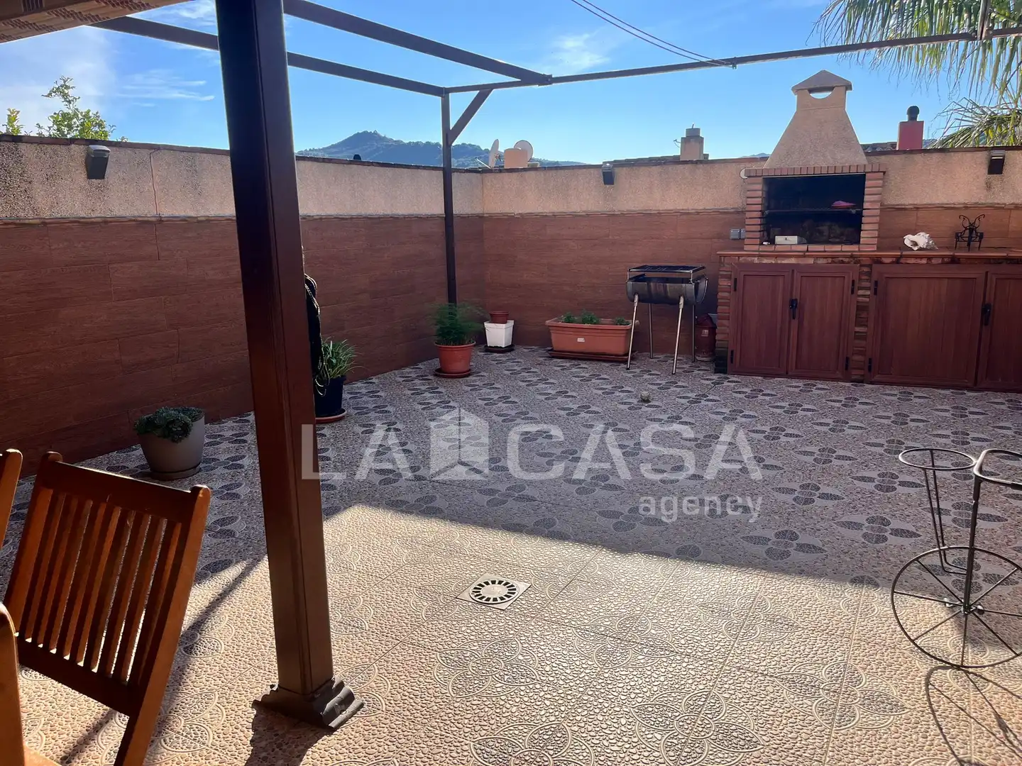 Terrasse von Einfamilien-Reihenhaus zum Verkauf in Algeciras mit Klimaanlage, Abstellraum und Schwimmbad