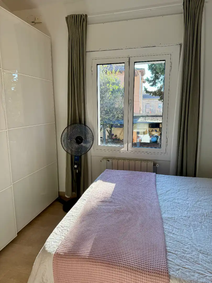Habitación de Casa adosada en venta en Barcelona con Aire acondicionado, Calefacción y Jardín privado