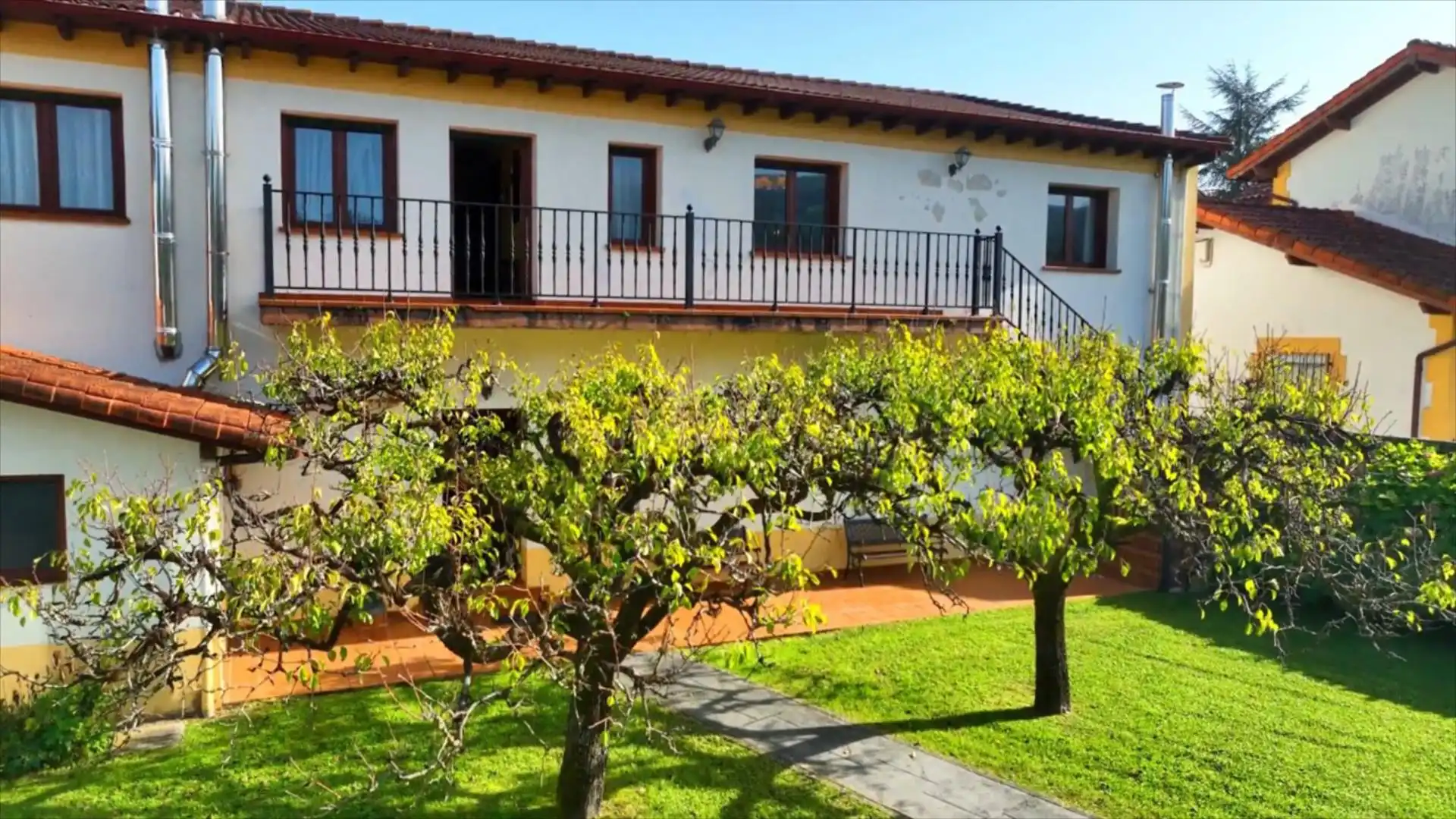 Vista exterior de Casa o xalet en venda en Liendo amb Terrassa, Traster i Moblat
