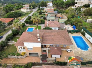 Casa amb piscina en venda a Lloret Residencial - Montlloret