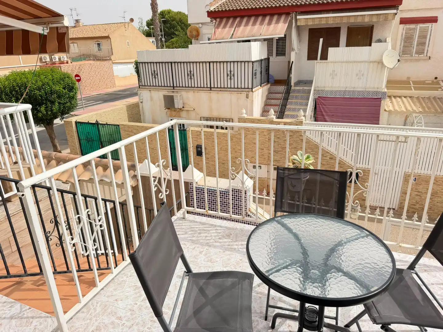 Terrasse von Einfamilien-Reihenhaus zum Verkauf in Los Alcázares mit Klimaanlage, Abstellraum und Möbliert
