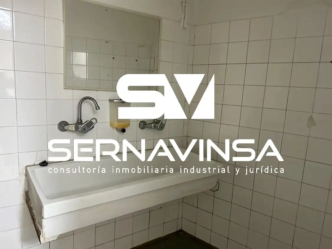 Baño de Nave industrial de alquiler en Sabadell