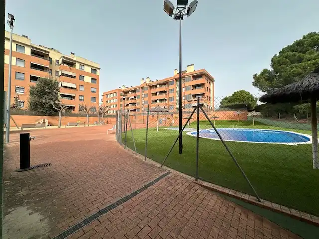 Vista exterior de Pis en venda en Sabadell amb Calefacció, Jardí privat i Parquet