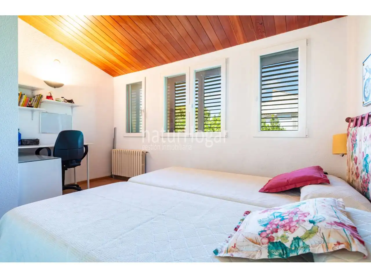 Habitación de Casa o chalet en venta en Paterna con Aire acondicionado, Calefacción y Jardín privado