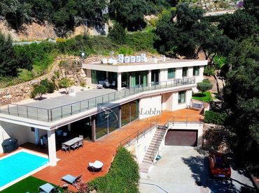 Chalet con piscina en venta en roca villa 1