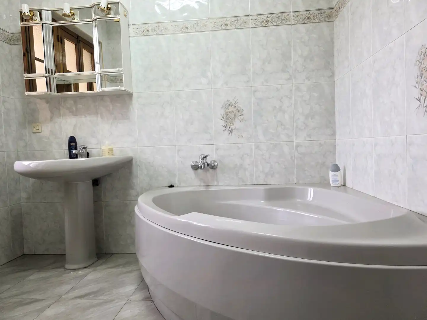 Badezimmer von Einfamilien-Reihenhaus zum Verkauf in Siero mit Heizung, Abstellraum und Möbliert