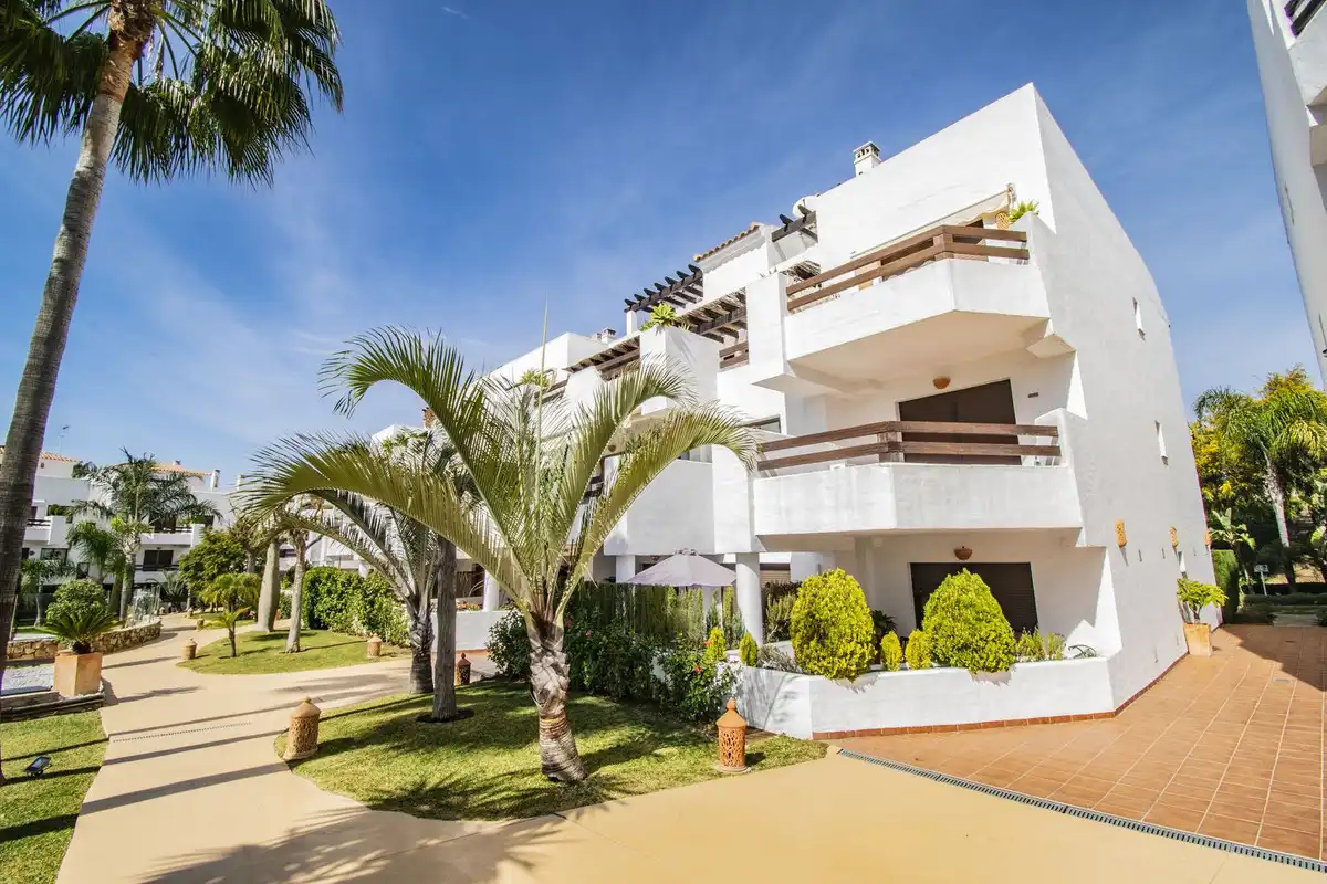 Vista exterior de Apartament en venda en Estepona amb Aire condicionat, Traster i Moblat