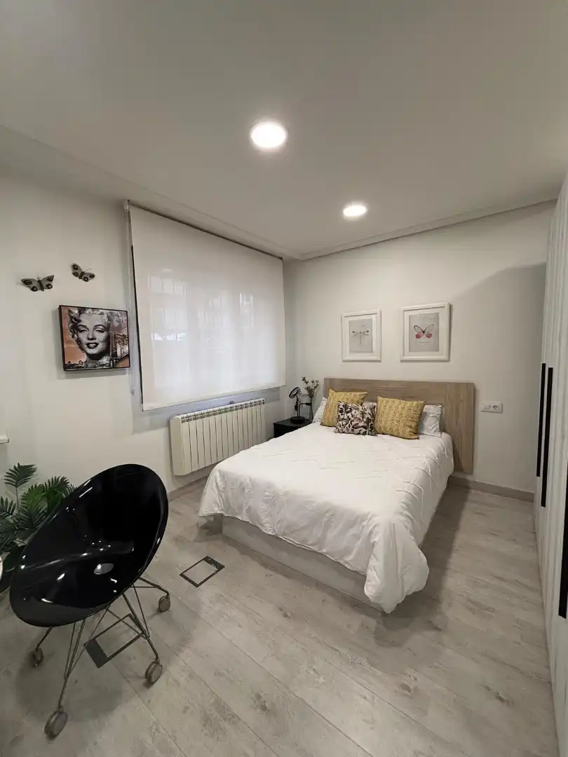 Habitación de Apartamento de alquiler en Oviedo  con Calefacción, Parquet y Amueblado