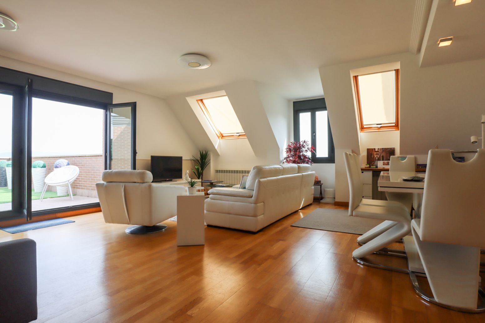Sala de estar de Ático de alquiler en Oviedo  con Calefacción, Parquet y Amueblado
