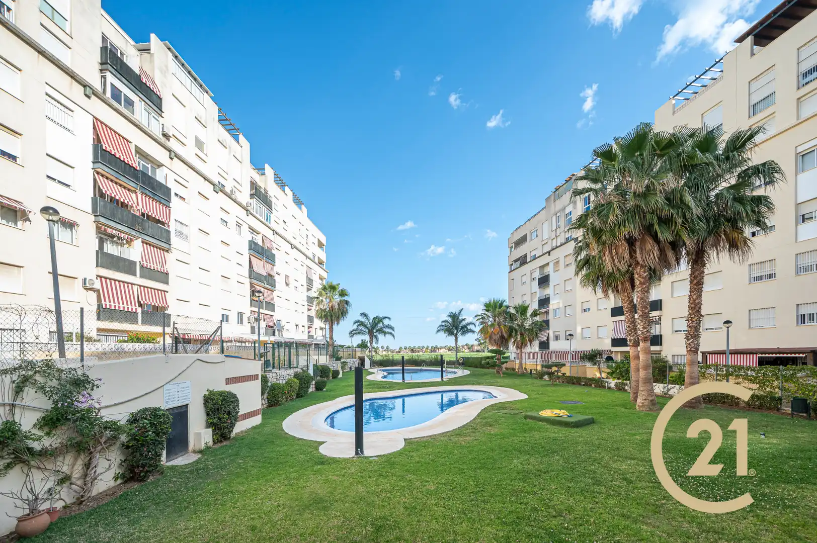 Vista exterior de Pis en venda en Marbella amb Aire condicionat, Forn i Rentadora
