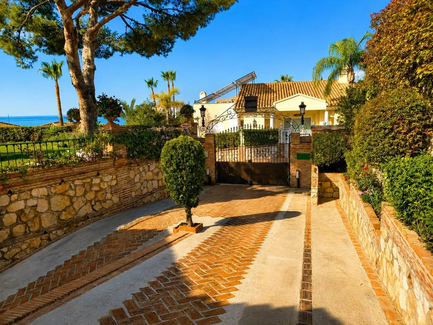 Vista exterior de Casa o xalet en venda en Benalmádena amb Aire condicionat, Calefacció i Jardí privat