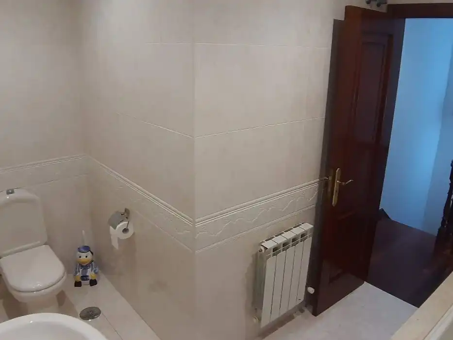 Badezimmer von Wohnung zur Miete in Boiro mit Heizung, Privatgarten und Parkett