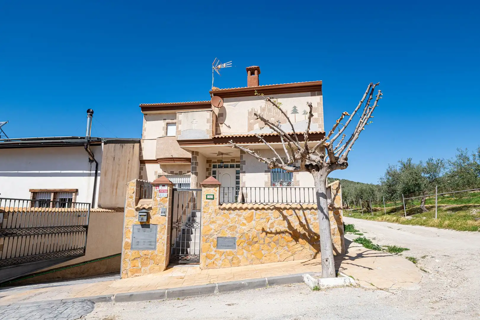 Vista exterior de Casa o xalet en venda en La Guardia de Jaén amb Terrassa