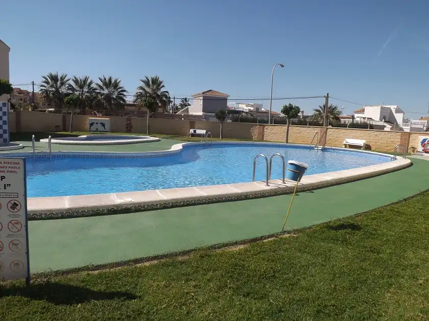 Piscina de Casa o chalet en venta en Torrevieja con Aire acondicionado, Amueblado y Horno