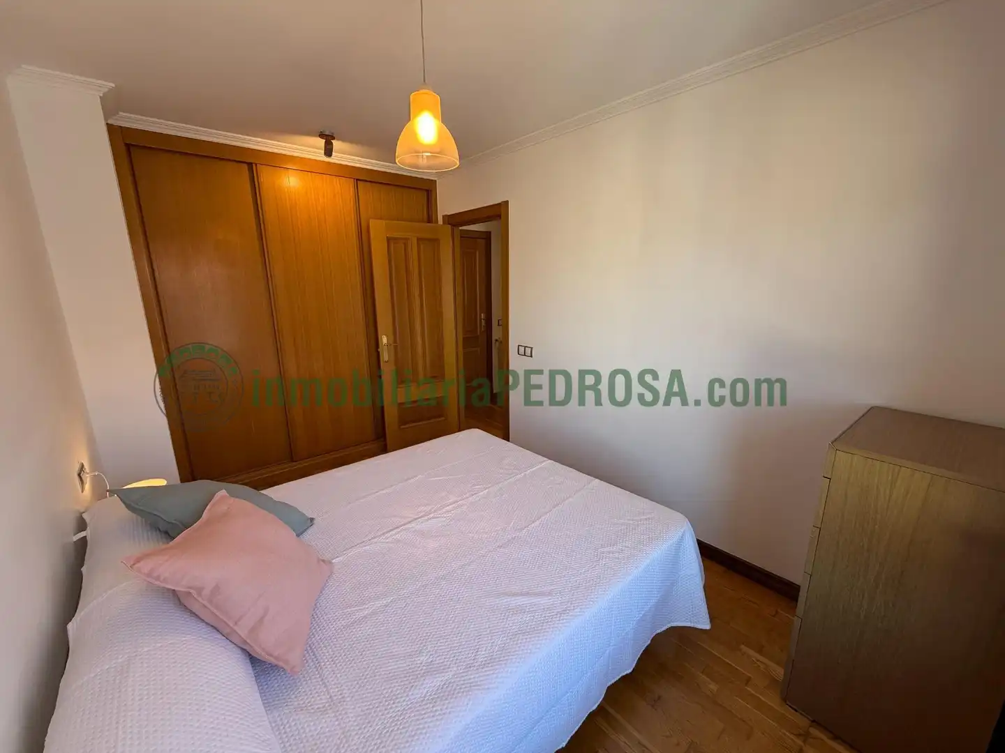 Schlafzimmer von Wohnungen zur Miete in Poio mit Heizung, Abstellraum und Möbliert