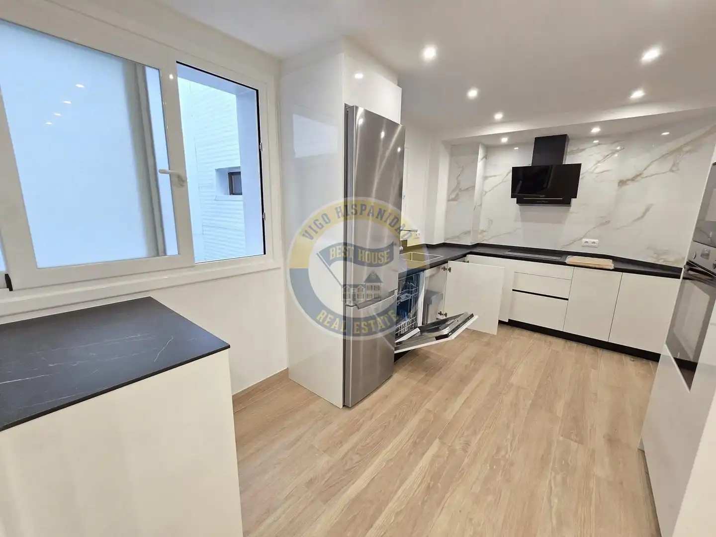 Cocina de Piso de alquiler en Vigo  con Calefacción, Parquet y Balcón